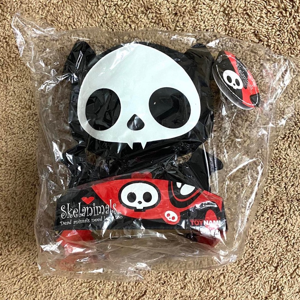 ISO anything Skelanimals related - Picture 7 of 8